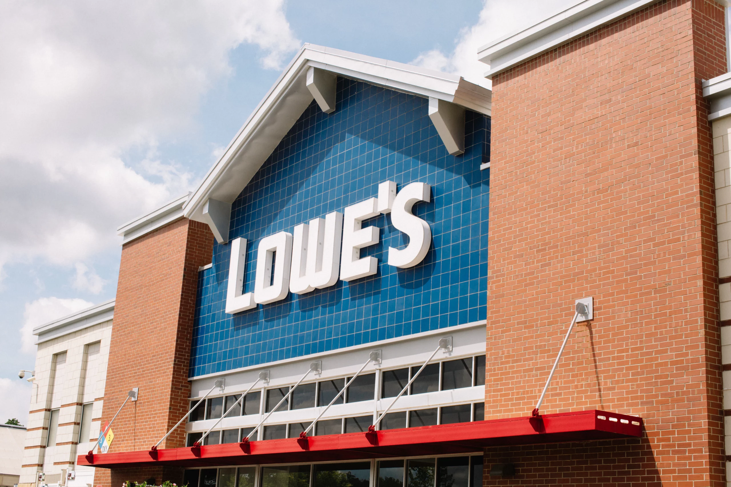 Does Lowe's take Apple Pay?